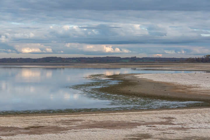 Lac du Der am Abend. Tagsüber sind die Kraniche zum Fressen auf den Feldern.