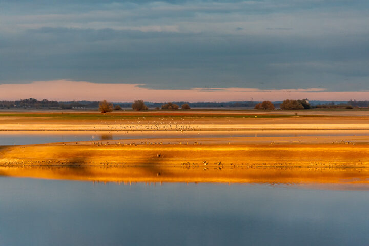 Die Sonne bricht durch die Wolken.